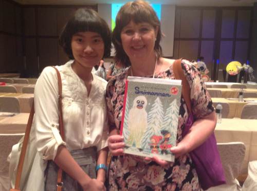 me and Eva Susso : ) คุณเอวาให้หนังสือที่ชื่อว่า Snömannen หรือ The Snowman มาเป็นที่ระลึกด้วยค่ะ