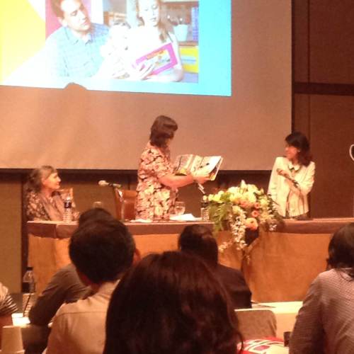 Eva Susso read her picturebook. คุณเอวาลองอ่านหนังสือภาพของเธอให้ได้ฟังกัน